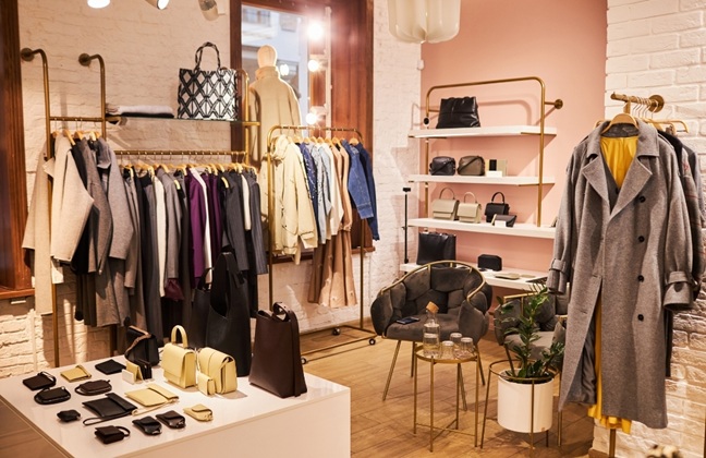 Botique München Einzelhandel Innenansicht einer Modeboutique mit Kleiderständern, Regalen und Verkaufsflächen – Beispiel für eine Ladenauflösung in München-Schwabing