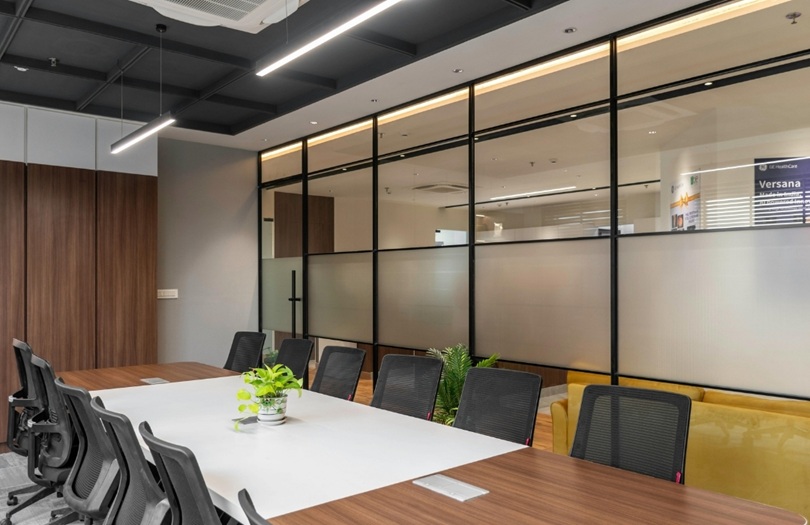 Büro- und Geschäftsauflösung in München Moderner Konferenzraum mit Besprechungstisch, Bürostühlen und Glaswänden – Beispiel für eine Büroauflösung in München-Bogenhausen